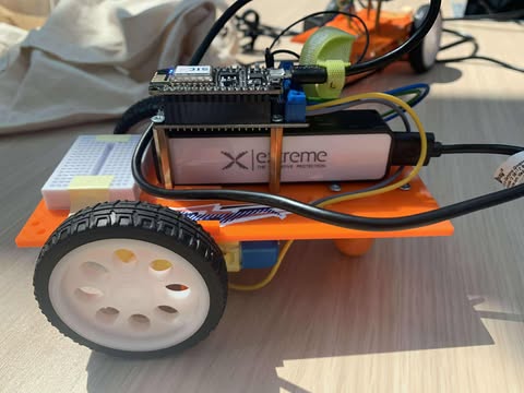 robot z powerbankiem (od boku)