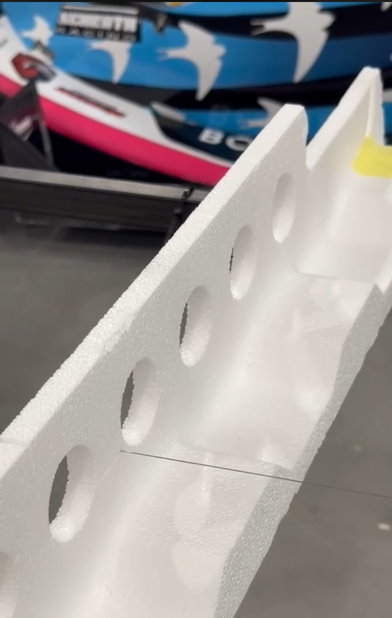 Zdjęcie przedstawia proces cięcia.