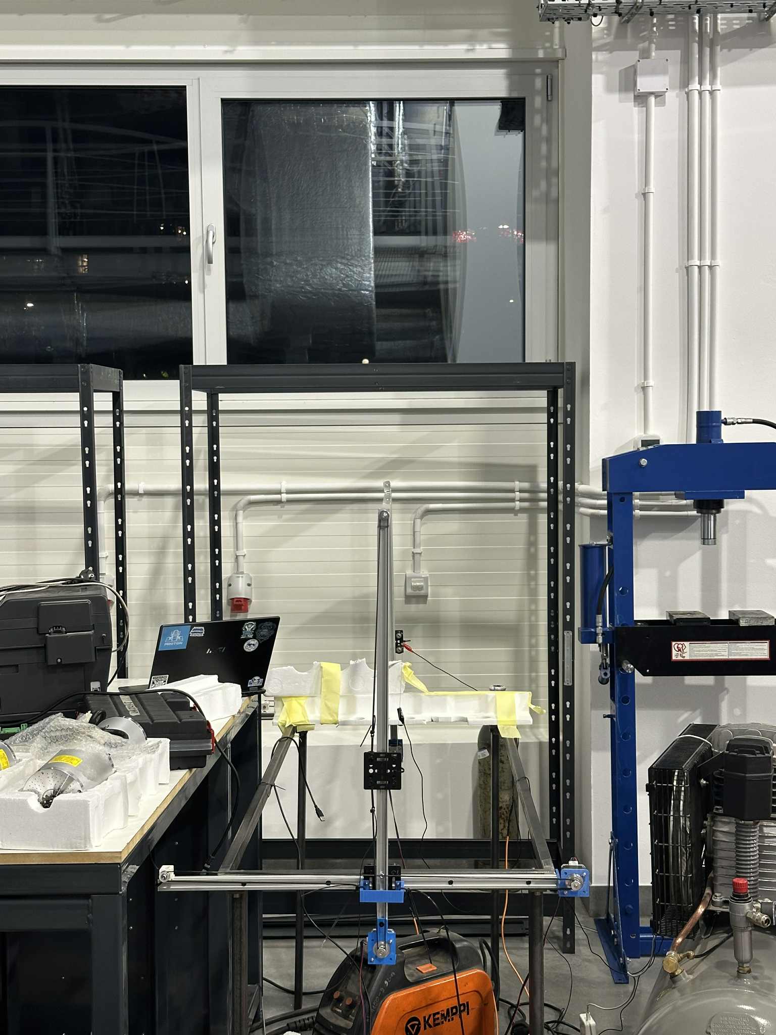 Zdjęcie przedstawia całą maszynę.