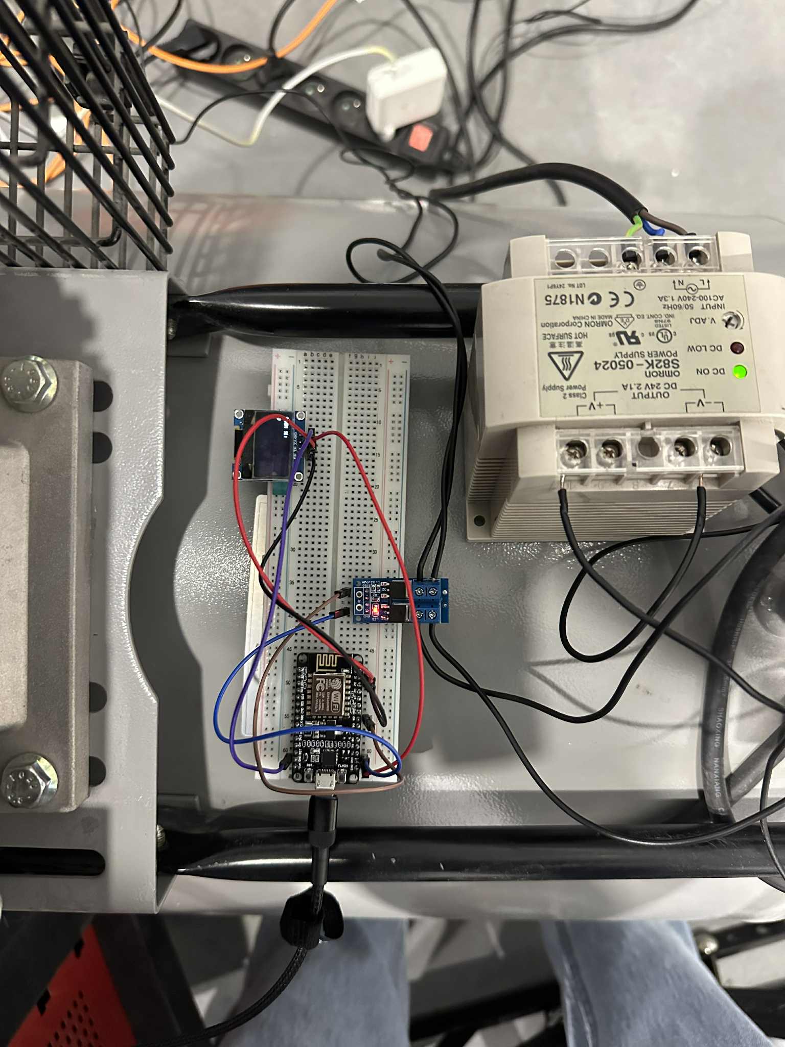 Zdjęcie przedstawia układ regulacji temperatury.